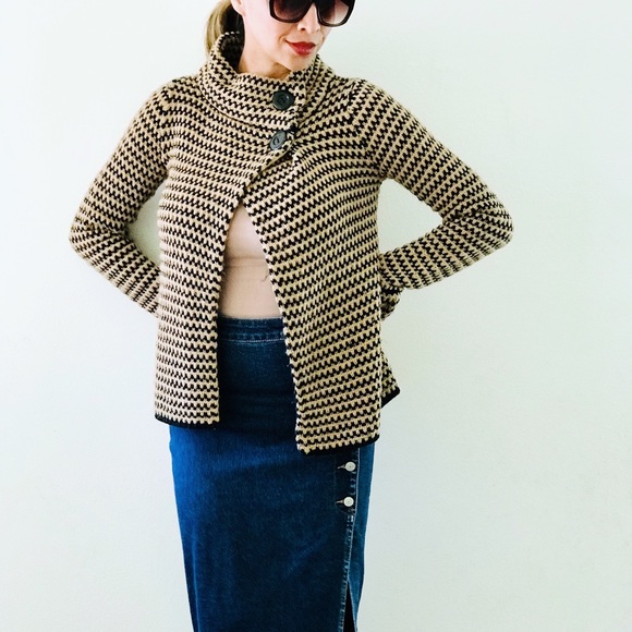 SOLD Classic sweater size Small - Picture 4 of 4